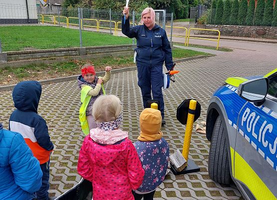 Grafika 7: JESTEŚMY BEZPIECZNI - WIZYTA POLICJANTA W PRZEDSZKOLU