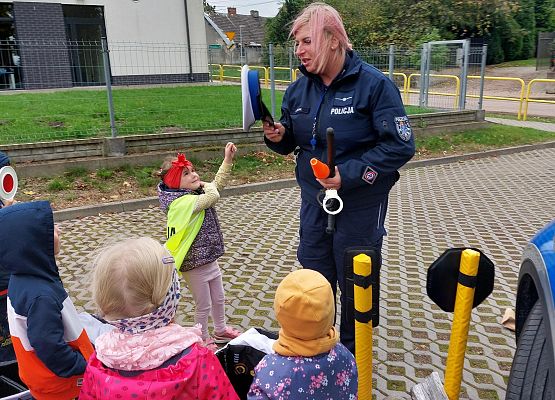 Grafika 8: JESTEŚMY BEZPIECZNI - WIZYTA POLICJANTA W PRZEDSZKOLU