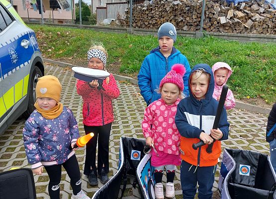 Grafika 10: JESTEŚMY BEZPIECZNI - WIZYTA POLICJANTA W PRZEDSZKOLU