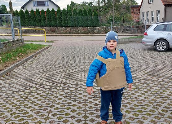 Grafika 11: JESTEŚMY BEZPIECZNI - WIZYTA POLICJANTA W PRZEDSZKOLU