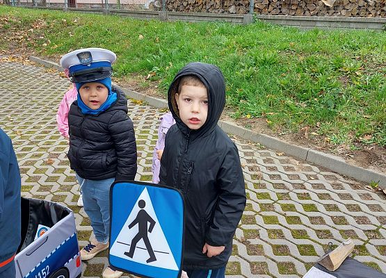 Grafika 12: JESTEŚMY BEZPIECZNI - WIZYTA POLICJANTA W PRZEDSZKOLU