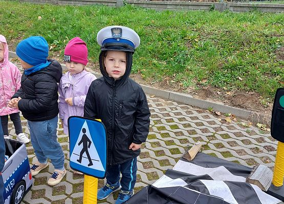 Grafika 13: JESTEŚMY BEZPIECZNI - WIZYTA POLICJANTA W PRZEDSZKOLU