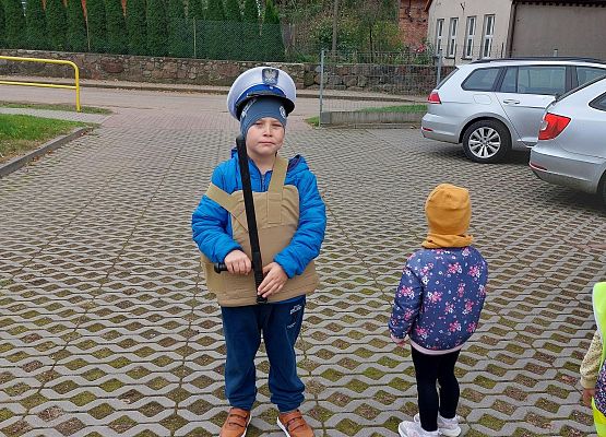 Grafika 14: JESTEŚMY BEZPIECZNI - WIZYTA POLICJANTA W PRZEDSZKOLU