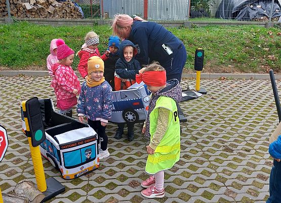Grafika 15: JESTEŚMY BEZPIECZNI - WIZYTA POLICJANTA W PRZEDSZKOLU