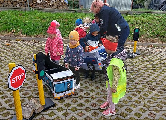 Grafika 16: JESTEŚMY BEZPIECZNI - WIZYTA POLICJANTA W PRZEDSZKOLU