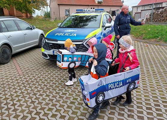 Grafika 18: JESTEŚMY BEZPIECZNI - WIZYTA POLICJANTA W PRZEDSZKOLU