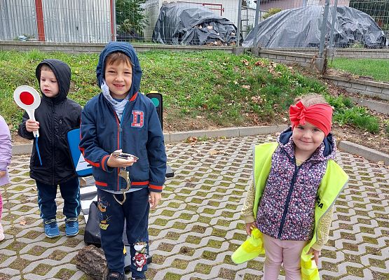 Grafika 20: JESTEŚMY BEZPIECZNI - WIZYTA POLICJANTA W PRZEDSZKOLU