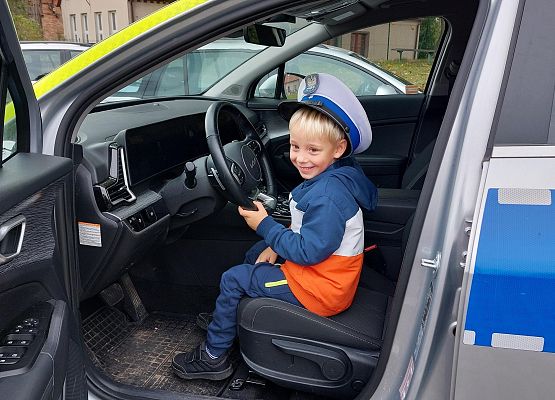 Grafika 21: JESTEŚMY BEZPIECZNI - WIZYTA POLICJANTA W PRZEDSZKOLU