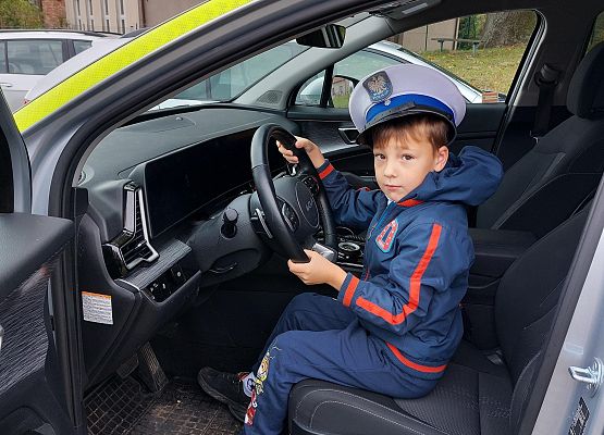 Grafika 22: JESTEŚMY BEZPIECZNI - WIZYTA POLICJANTA W PRZEDSZKOLU