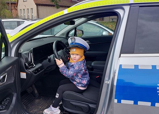 Grafika 24: JESTEŚMY BEZPIECZNI - WIZYTA POLICJANTA W PRZEDSZKOLU