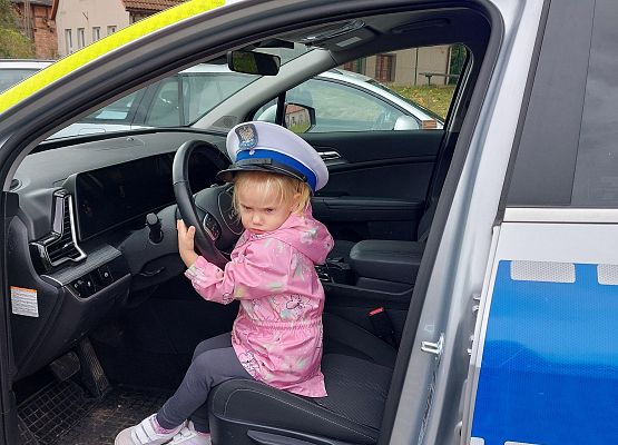 Grafika 25: JESTEŚMY BEZPIECZNI - WIZYTA POLICJANTA W PRZEDSZKOLU