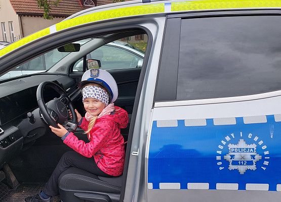 Grafika 26: JESTEŚMY BEZPIECZNI - WIZYTA POLICJANTA W PRZEDSZKOLU