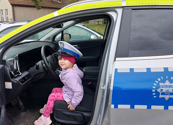 Grafika 28: JESTEŚMY BEZPIECZNI - WIZYTA POLICJANTA W PRZEDSZKOLU