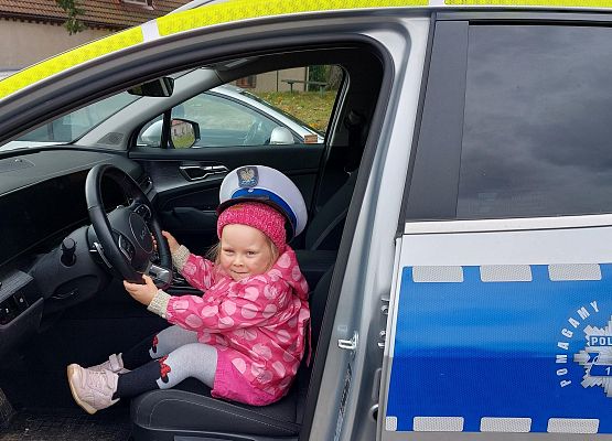 Grafika 29: JESTEŚMY BEZPIECZNI - WIZYTA POLICJANTA W PRZEDSZKOLU