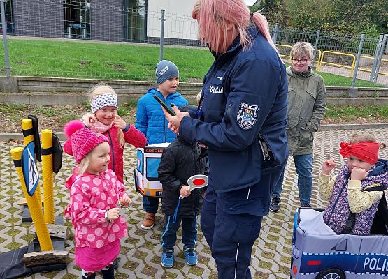 Grafika 30: JESTEŚMY BEZPIECZNI - WIZYTA POLICJANTA W PRZEDSZKOLU
