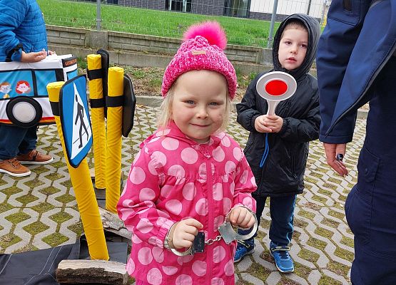 Grafika 31: JESTEŚMY BEZPIECZNI - WIZYTA POLICJANTA W PRZEDSZKOLU