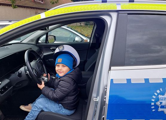 Grafika 32: JESTEŚMY BEZPIECZNI - WIZYTA POLICJANTA W PRZEDSZKOLU