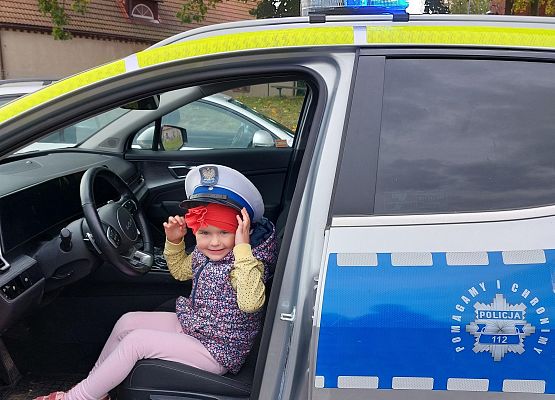 Grafika 33: JESTEŚMY BEZPIECZNI - WIZYTA POLICJANTA W PRZEDSZKOLU