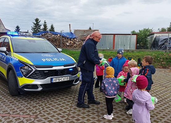 Grafika 35: JESTEŚMY BEZPIECZNI - WIZYTA POLICJANTA W PRZEDSZKOLU