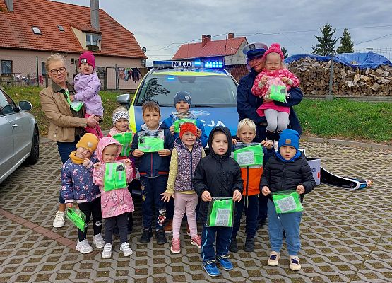 Grafika 36: JESTEŚMY BEZPIECZNI - WIZYTA POLICJANTA W PRZEDSZKOLU