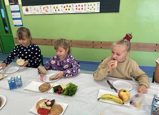 Zdrowe śniadanie w I klasie 25 października 2024r.
