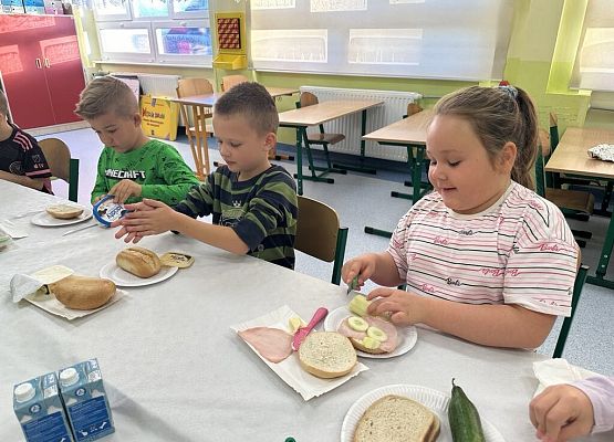 Zdrowe śniadanie w I klasie 25 października 2024r.