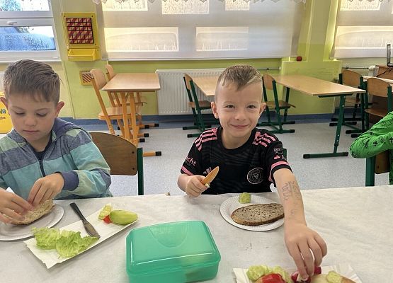 Zdrowe śniadanie w I klasie 25 października 2024r.