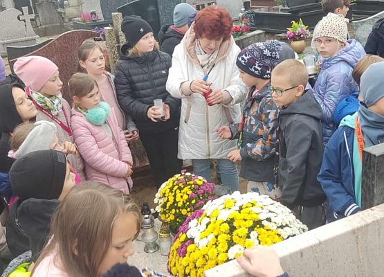 Grafika 4: PAMIĘĆ O ZMARŁYCH