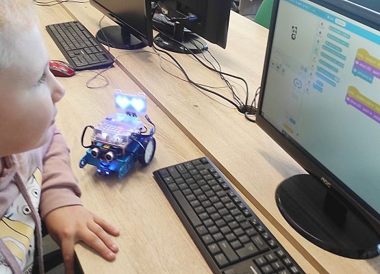 Zajęcia z robotyki w ramach akcji CodeWeek 2024 październik 2024 rok.