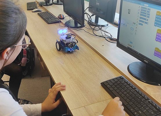 Zajęcia z robotyki w ramach akcji CodeWeek 2024 październik 2024 rok.