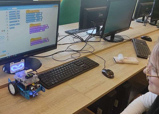 Zajęcia z robotyki w ramach akcji CodeWeek 2024 październik 2024 rok.