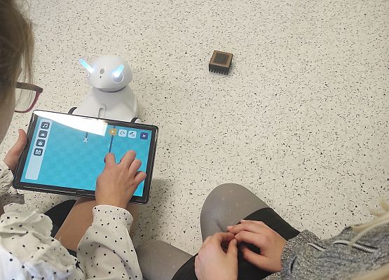 Zajęcia z robotyki w ramach akcji CodeWeek 2024 październik 2024 rok.