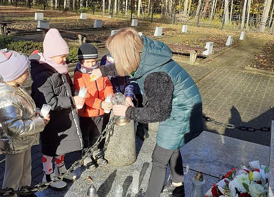 Grafika 7: PAMIĘTAMY, ODWIEDZAMY