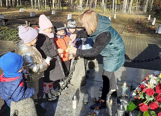 Grafika 8: PAMIĘTAMY, ODWIEDZAMY