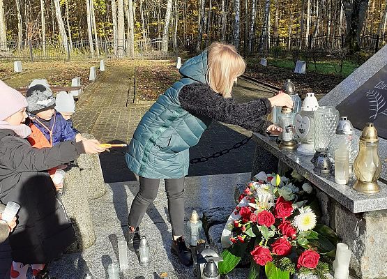 Grafika 9: PAMIĘTAMY, ODWIEDZAMY