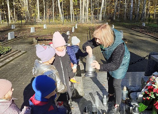 Grafika 10: PAMIĘTAMY, ODWIEDZAMY