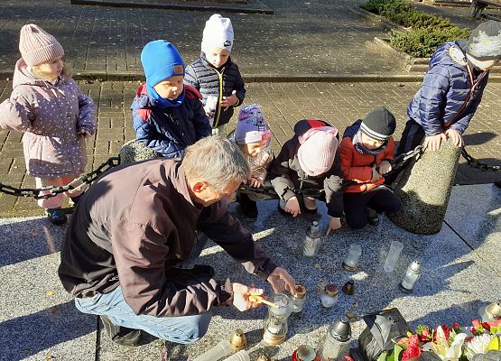 Grafika 11: PAMIĘTAMY, ODWIEDZAMY