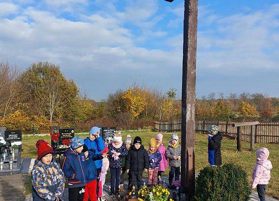 Grafika 4: Pamiętamy o zmarłych