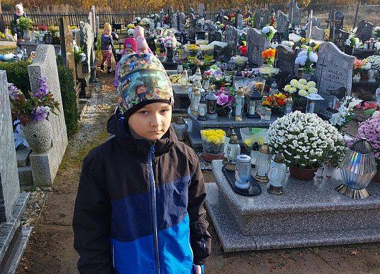 Grafika 1: Pamiętamy o zmarłych