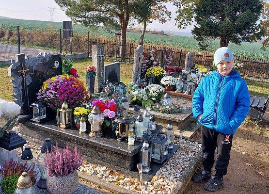 Grafika 2: Pamiętamy o zmarłych