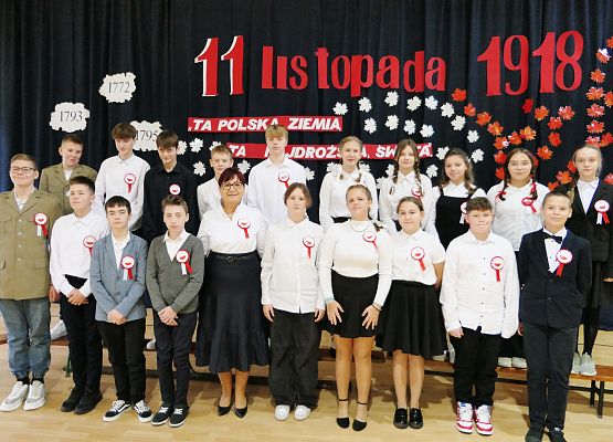 Uroczystość 11 listopada w ZS w Garczegorzu.