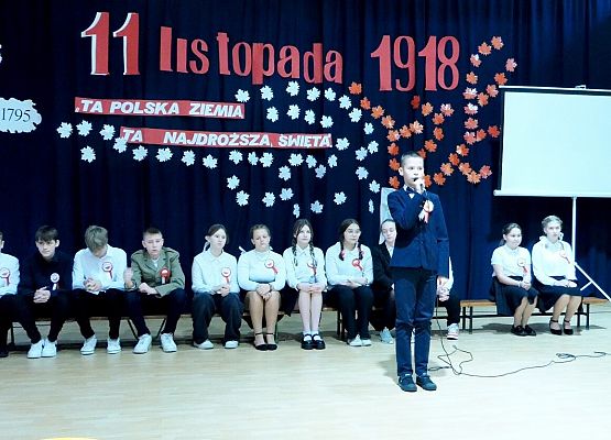 Uroczystość 11 listopada w ZS w Garczegorzu.