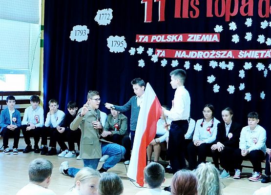 Uroczystość 11 listopada w ZS w Garczegorzu.