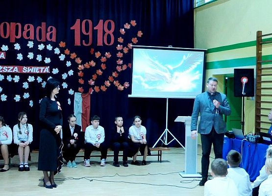 Uroczystość 11 listopada w ZS w Garczegorzu.