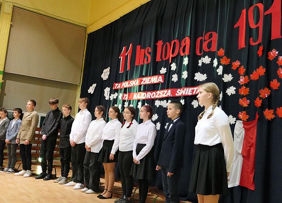 Dodatkowy występ z okazji Święta Niepodległości w ZS w Garczegorzu.