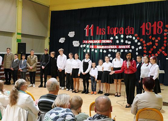 Dodatkowy występ z okazji Święta Niepodległości w ZS w Garczegorzu.