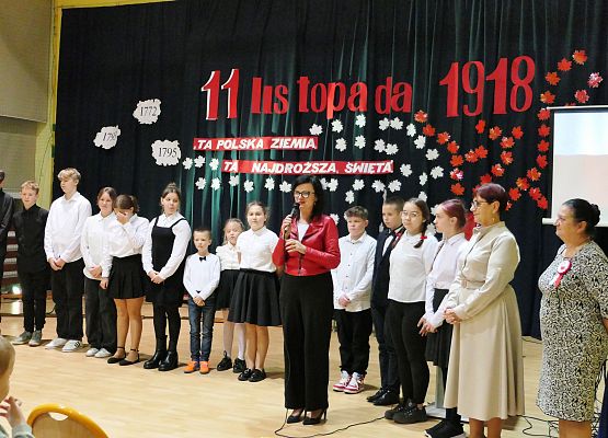 Dodatkowy występ z okazji Święta Niepodległości w ZS w Garczegorzu.