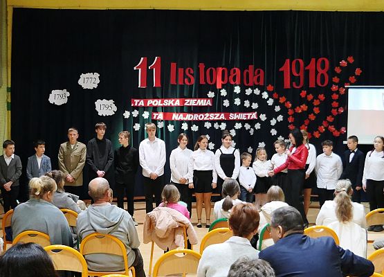 Dodatkowy występ z okazji Święta Niepodległości w ZS w Garczegorzu.