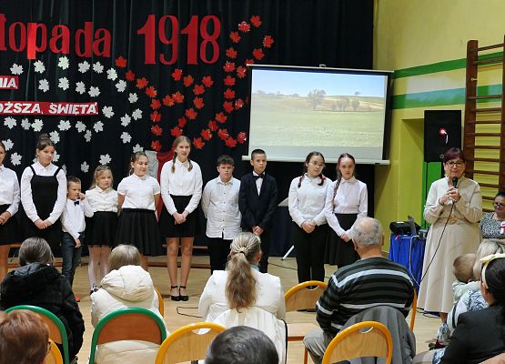 Dodatkowy występ z okazji Święta Niepodległości w ZS w Garczegorzu.