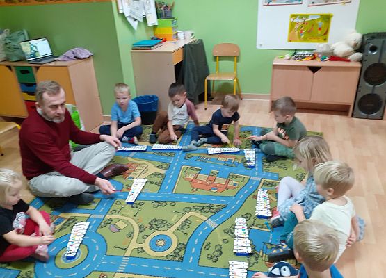 Rytmika w młodszej grupie - granie na dzwonkach